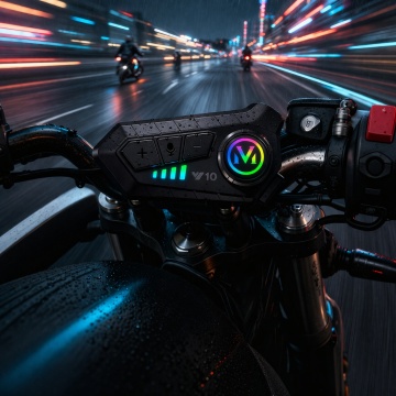 Intercom moto V10 negru, montat pe motocicletă pe timp de noapte