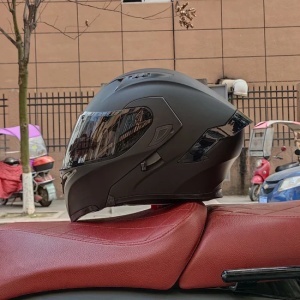 Casca moto Black Night fotografie reala asezata pe motocicleta pentru scuter si ATV - Flytec™