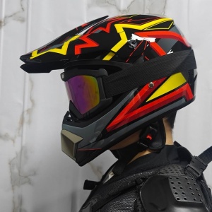 Cască cross și ATV Inferno X purtată cu ochelari de motocross