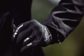 Manusi barbati Roadster vara Ixon model Hurricane 2 MS culoare: negru/alb – degete tactile
