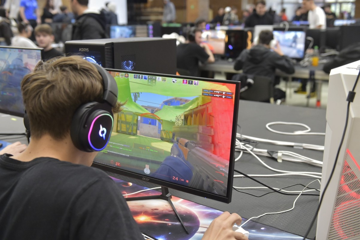 Poli E-FEST 2026 revine în acest weekend în campusul POLITEHNICII București, aducând împreună sute de pasionați de gaming într-una dintre cele mai mari competiții de profil din România!