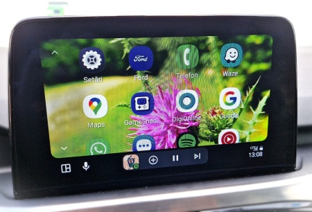 Mini adaptor USB Foton M1-Sync Wireless Carplay si Android Auto utilizat la tableta unei mașini