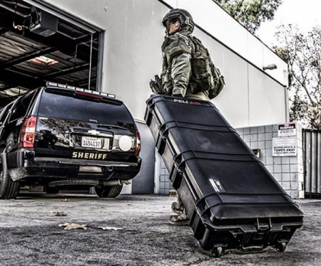 Valiză de protecție Peli Air Long Case 1745 utilizată de un soldat pentru a trasporta echipamentul la o intervenție