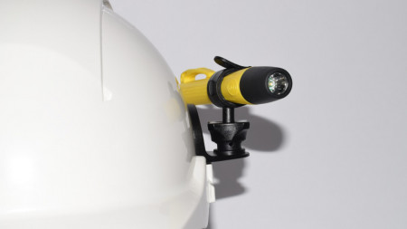 Kit de fixare lanterne pe cască Wolf M-660 utilizat la o cască de protecție