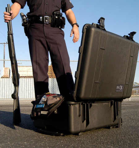 Geantă rigidă Peli 1560LFC Protector Laptop Case utilizată de polițist pentru a proteja echipamentul de lucru