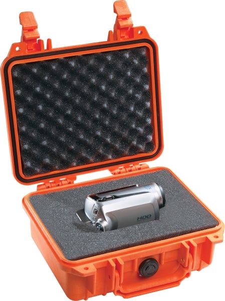 Geanta rigida submersibila Peli SmallCase 1200 Orange cu burete Pick N Pluck utilizată pentru a proteja un aparat
