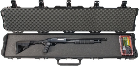 Geanta de arme Peli™ Storm Long Case iM3410 utilizată pentru a proteja o pușcă și lanternă