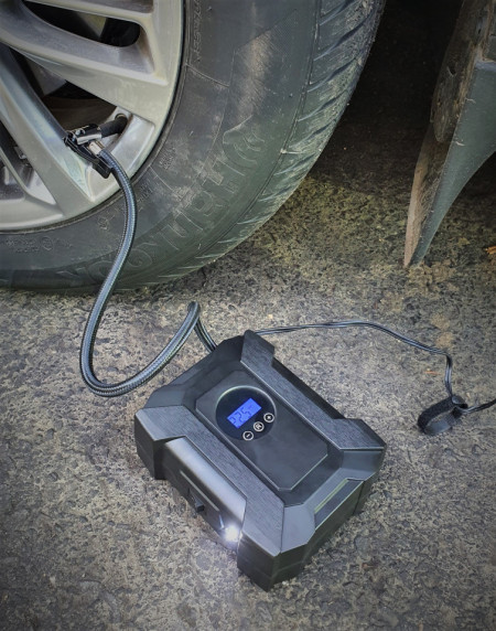 Compresor automat Foton CA-818 de 10 bar utilizat la umflarea unei roți de mașină