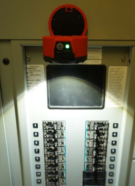 Lampa de lucru profesionala Schumacher SL886U utilizată la un panou electric