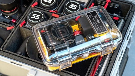 Casetă de protecție Peli Micro Case M50 (S.U.A) utilizată pentru a proteja camere de filmat valoroase de intemperii