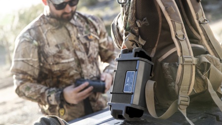 Cutie de protecție Peli Ruck Case R40 utilizată de un soldat pentru a proteja echipamentul într-o misiune