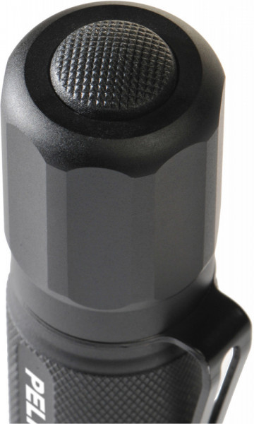 Buton de pornire la o lanternă tactică PELI 2350 Gen.2 din aluminiu