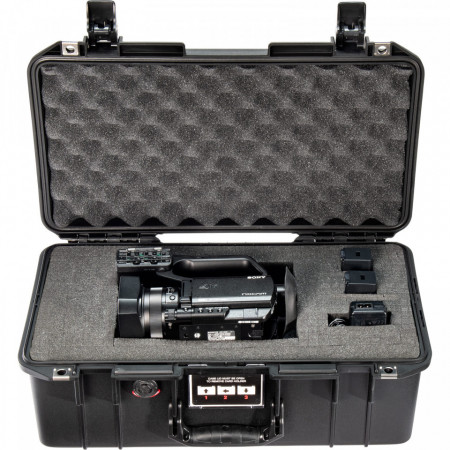 Geantă de protecție Peli Air Case 1506 cu burete Pick N Pluck utilizată pentru a proteja o cameră video
