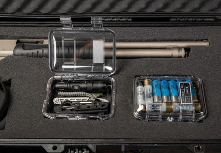 Casetă de protecție Peli Micro Case M60 utilizată pentru a ține în siguranță gloanțele la o armă de foc