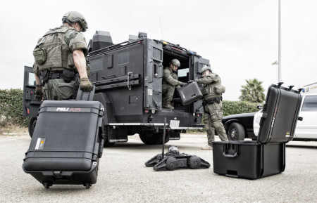 Geantă de protecție Peli Air Case 1557 utilizată de trupele speciale pentru a transporta echipamentul într-o misiune