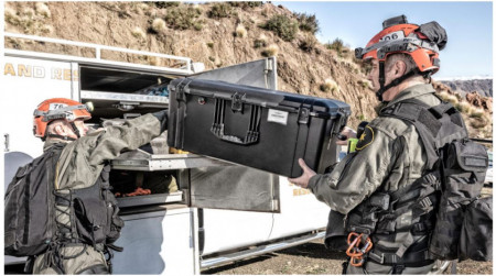 Geantă și Troller de protecție Peli Air Case 1646 utilizată de alpiniști să își transporte echipamentul la o intervenție