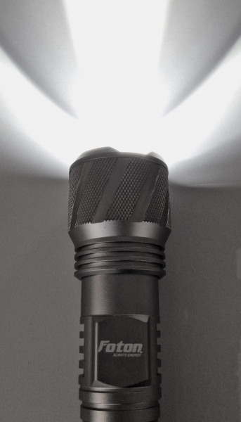 Lanternă Foton Super Z8028 cu LED de 10W Zoom testată într-o cameră întunecată
