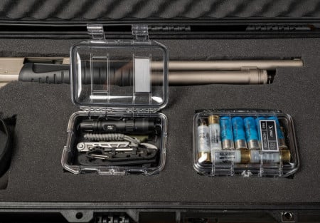 Casetă de protecție Peli Micro Case M60 utilizată pentru a ține în siguranță gloanțele la o armă de foc