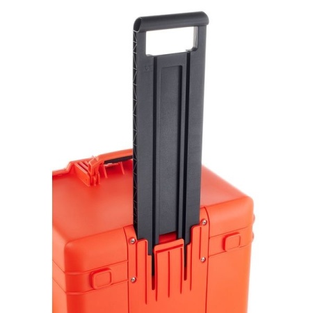 Manerul extins la un troler de protectie Peli Air Case 1637 orange