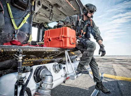 Geantă de urgență Peli 1465EMS Air Case utilizată de un soldat medic într-o interenție