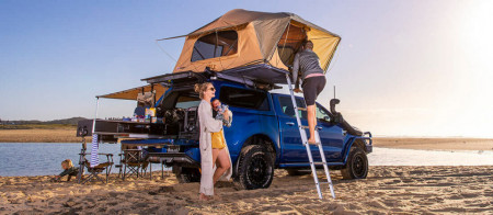 Familie instalând cortul de plafon auto Ford/ARB Flinders