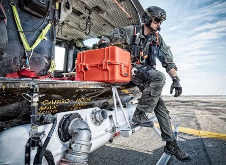 Geantă de urgență Peli 1465EMS Air Case utilizată de un soldat medic într-o interenție