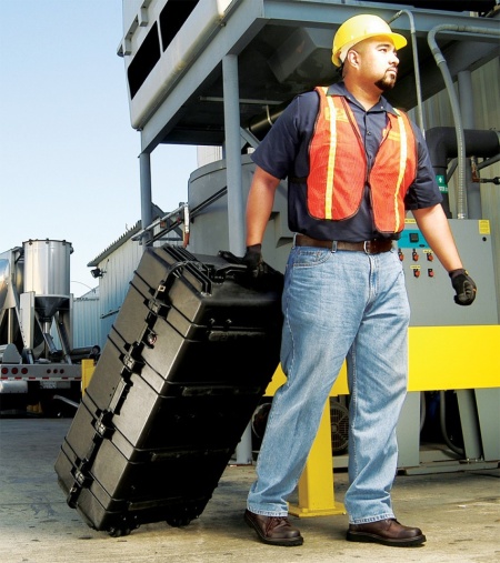 Geantă rigidă pentru arme Peli™ 1780HL utilizată pentru a transporta echipamente de lucru la o fabrică