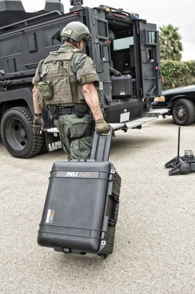 Troler de protectie Peli 1607 Air Case utilizat de un soldat pentru a transporta echipamentul la vehicul.