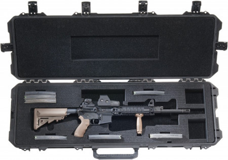 Geantă Peli Storm Case iM3200 Long Case utilizată pentru a transporta o armă automată