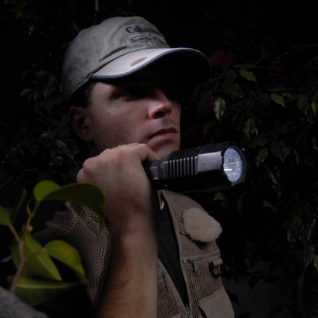 Lanternă de poliție Peli Tactical Flashlight 7060 utilizată de polițist pentru a vedea în întuneric