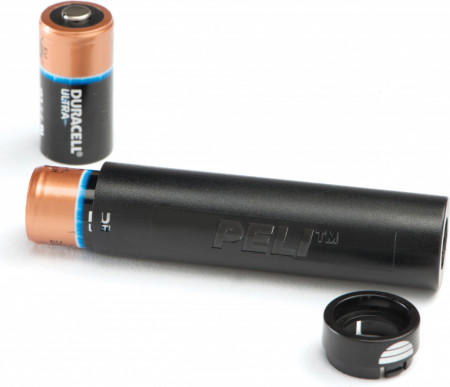 Baterii schimbate la o lanternă tactică Peli 7000 High Intensity Programabilă