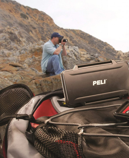 Peli SD Memory Card Case 0915 utilizată pentru a proteja cardurile SD la un fotograf în drumeții