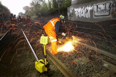 Sistem iluminare portabil Peli 9430 RALS utilizat de muncitori la o cale ferată