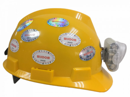 Lampă de cască Wisdom Lamp 3 CE montată pe o cască de miner