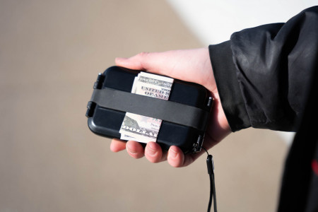 Portofel anti-hacker Peli™ G5 Personal Utility RF Field utilizat pentru a ține în siguranță banii