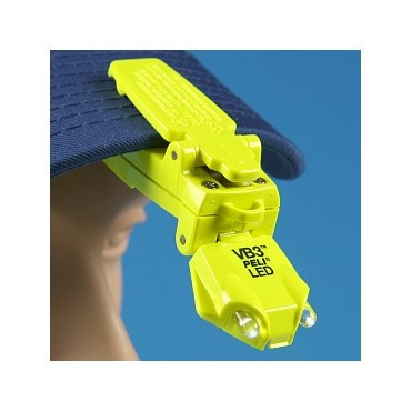 Lanternă Peli™ 2220Z1 VB3™ 2xLED prinsă pe cozorocul șepcii cu ajutorul clip-ului cu care este dotată