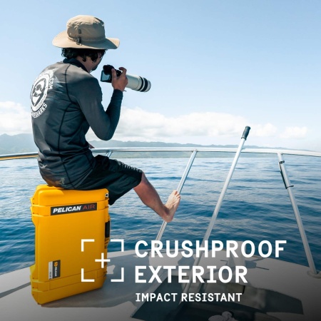 Geanta/Troler de protectie Peli 1535 Air Case galben utilizata de un fotograf pentru a proteja echipamentul pe mare.
