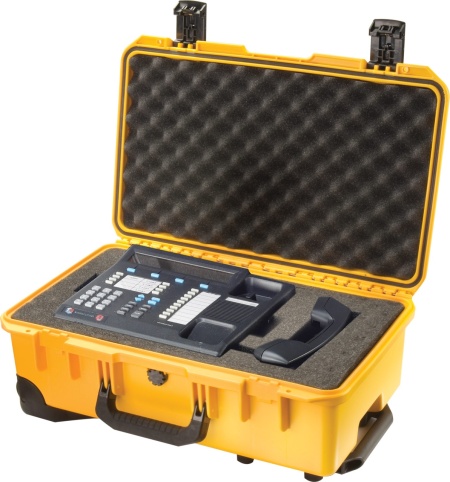 Troler Peli Storm Case iM2500 troler galben cu burete Pick N Pluck utilizata pentru a proteja un telefon