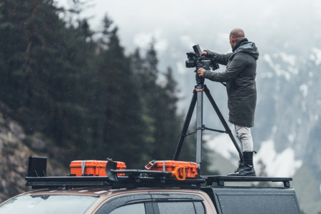 Geantă de protecție Peli Air Case 1525 utilizată de un fotograf pentru a transporta echipamentul în natură