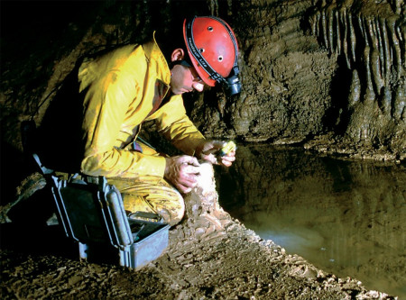 Geantă rigidă submersibilă Peli SmallCase 1150 ținând în siguranță echipamentul unui cercetător într-o peșteră