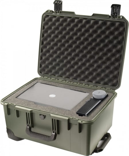 Geantă de protecție Peli Storm Case iM2620 cu burete Pick N Pluck utilizată pentru a proteja un laptop de lucru