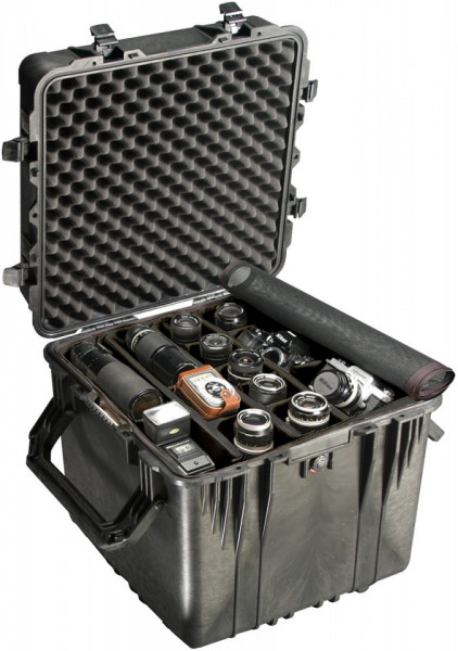 Geantă rigidă Peli 0350 Cube Case cu padded divider utilizată pentru a organiza și proteja echipament de fotografiat