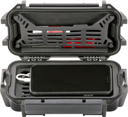 Cutie de protecție Peli Ruck Case R20 ținând în siguranță un smartphone