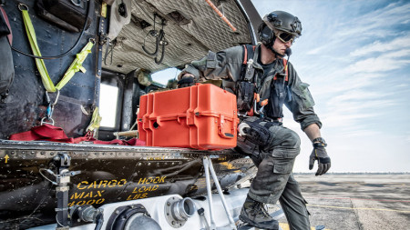 Geantă de protecție Peli 1465 Air Case utilizată pentru a proteja echipamentul unui pilot de elicopter într-o intervenție