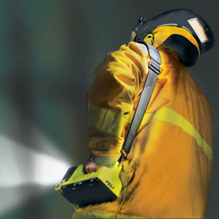 Sistem de iluminare portabil Peli 9415Z0 ATEX utilizat de un pompier într-o intervenție