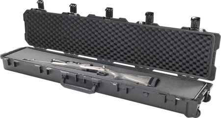 Pușcă cu luneta protejată de geanta de arme Peli™ Storm Long Case iM3410