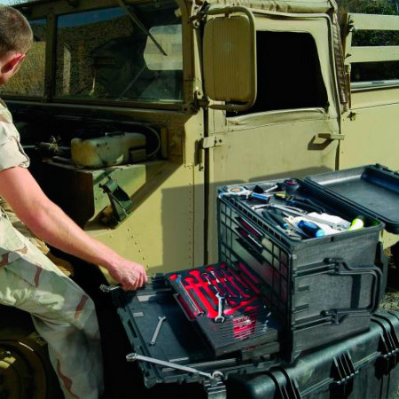 Troler profesional pentru scule Peli 0450SD4 utilizat de un soldat pentru a repara un vehicul
