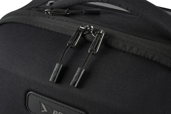 Troler hibrid Peli Aegis 22" Carry-On Rolling Hybrid Duffel cu 4 roti