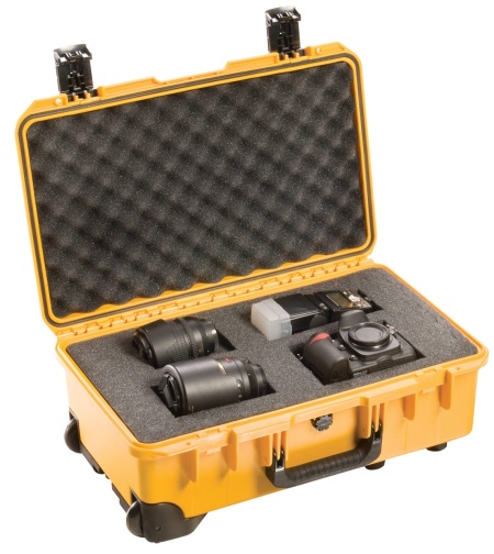 Troler Peli Storm Case iM2500 troler galben cu burete Pick N Pluck utilizata pentru a proteja echipament foto