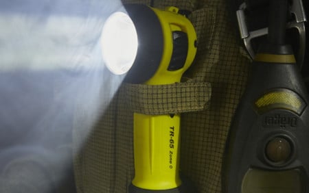 Lanternă Wolf Safety Torch TR-65 ATEX Z0 utilizată de un pompier într-o intervenție